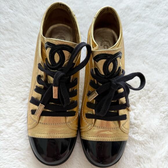 CHANEL women gold sneakers size 38,5 EU Authentic